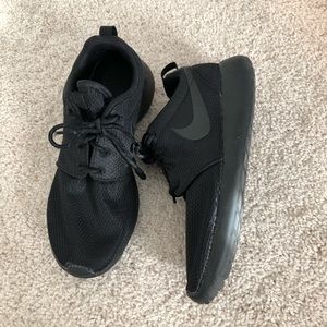 Black nike roshe sneakers